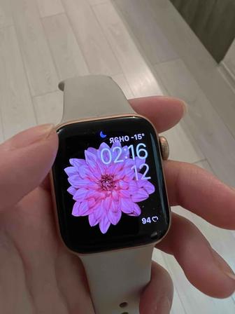 Продам смарт-часы Apple Watch SE 40mm