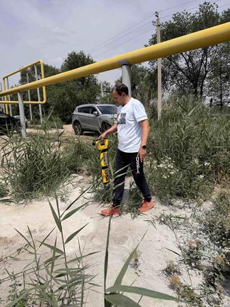Поиск подземных труб и кабелей трассоискателем .