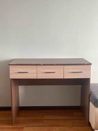 Стол с ящиками