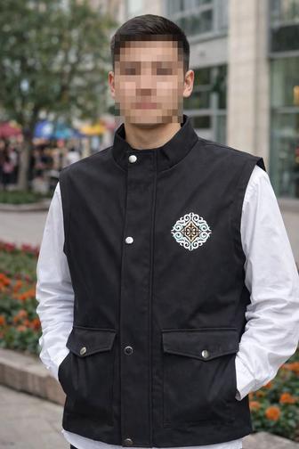 Мужская новая жилетка с казахским орнаментом