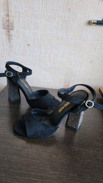 Босоножки женские