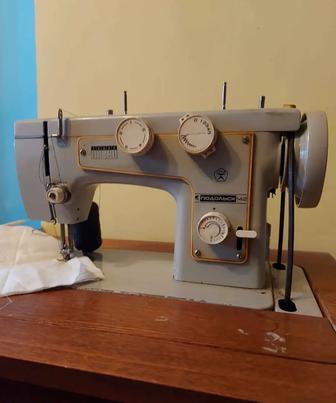 Продам швейную машинку с тумбой