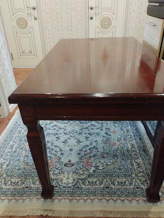Стол б/у ,с размером 140х80 ,красный дерево