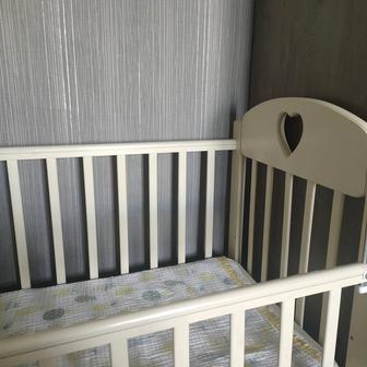 Продам детскую кроватку с матрасом