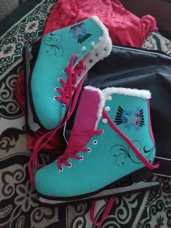 Женские фигурные коньки (39 размер), почти новые