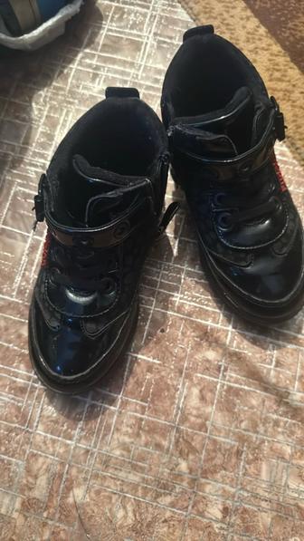 Продам ботинки весенние