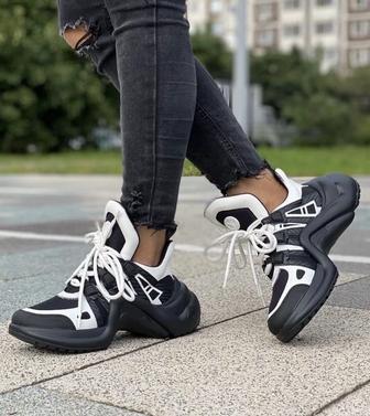 LOUIS VUITTON Черные кроссовки