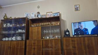 Мебель 2 серванта 2 Тумбы пр-во Болгария Чистое дерево