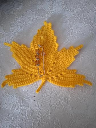 Вязанная брошка