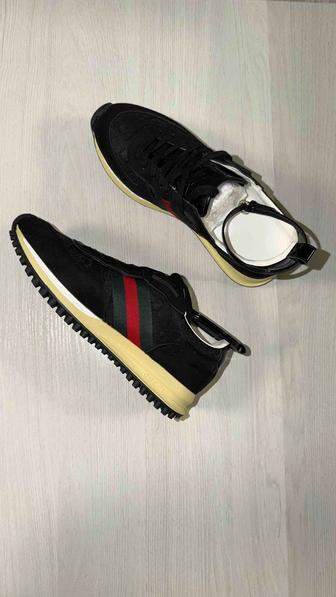 Продам новые кроссовки