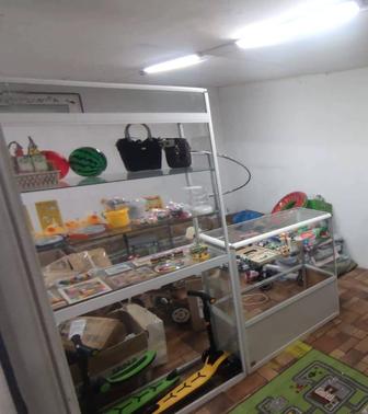 Продам б/у полки и витрину