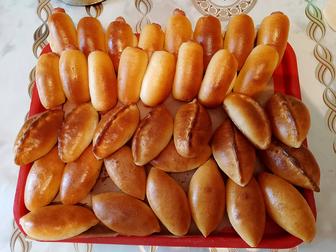 Выпечка духовых сдобных пирожков с разной начинкой.