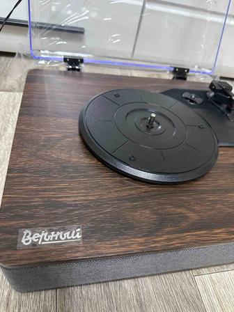 Виниловый проигрыватель Верный Wood с пластинкой Элвиса Пресли