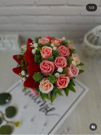 Мыльный букет из клубники и роз