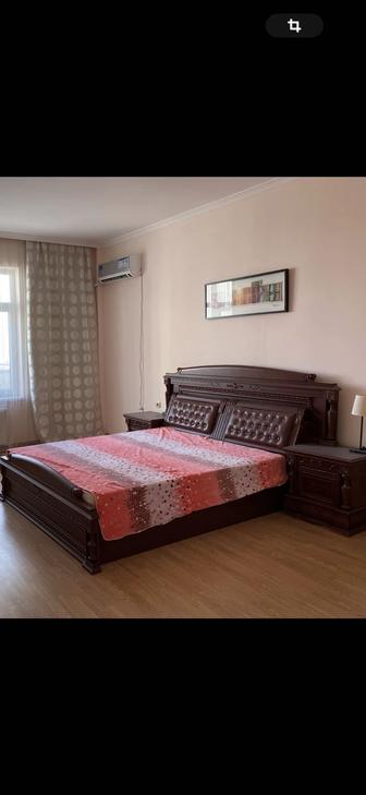Продается б/у кровать двуспальная с прикроватными тумбами и матрасом.