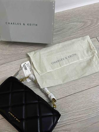 Продам сумочку Charles Keith