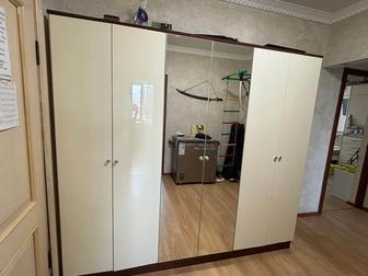 Продам шкаф 6 дверный зеркало целое