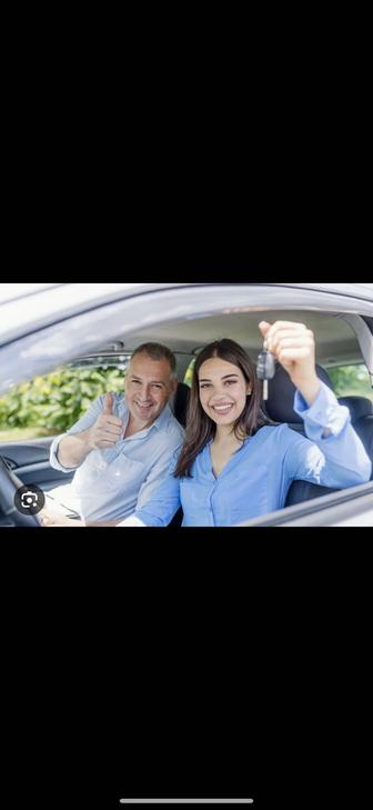 Инструктор женщина со стажем 17 лет вождения .