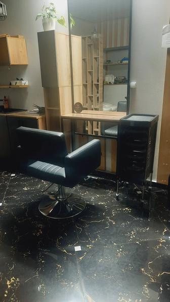 Сдам парикмахерское кресло. Маникюрный стол.