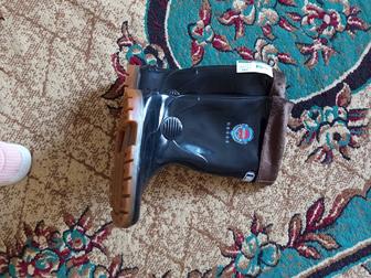 Новые резиновые сапоги.