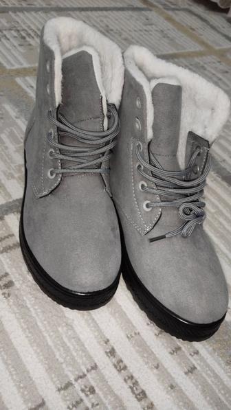 Женская ботинка