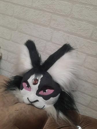 Черно белая маска с розовыми глазами для квадратики