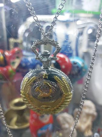 Часы кварцевые..длина цепочки 40см...диаметр 4.5см.