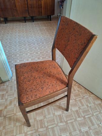 Отдаю даром 5 мягких стульев, требующих ремонта, журнальный стол и сервант