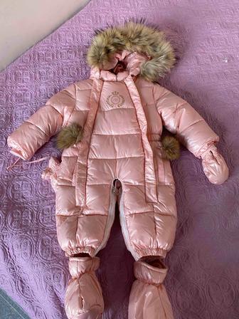 Нежно-розовый комбинезон для маленькой девочки