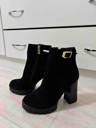 Зимние женские замшевые сапоги