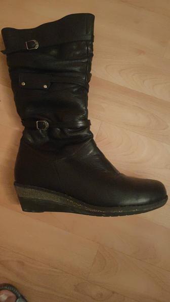 Продам женские сапоги