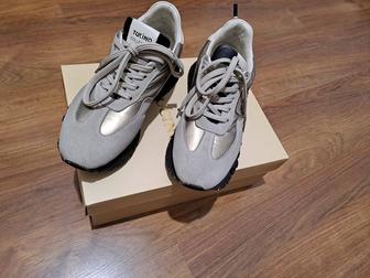 Продаю женские кроссовки демисезонные