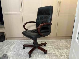 Кожаное кресло с красным подлокотником и крестовиной из дерева