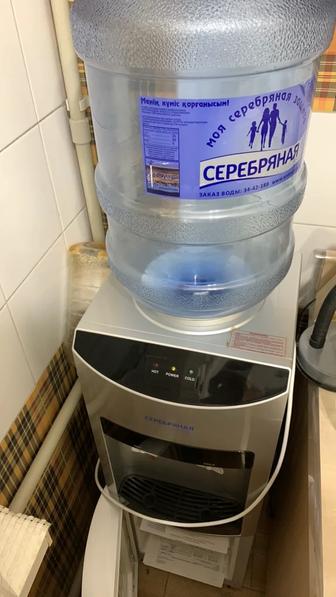 Продаю диспенсер для воды с бутылями
