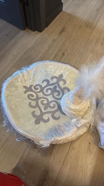 подушка, шкатулка и ақ жол для қыз ұзату