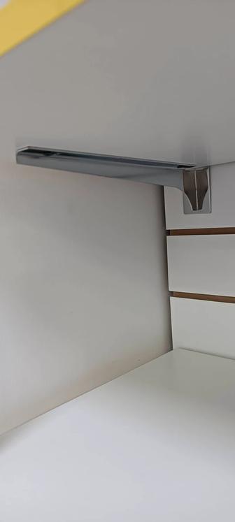 Металлические направляющие для магазинов одежды