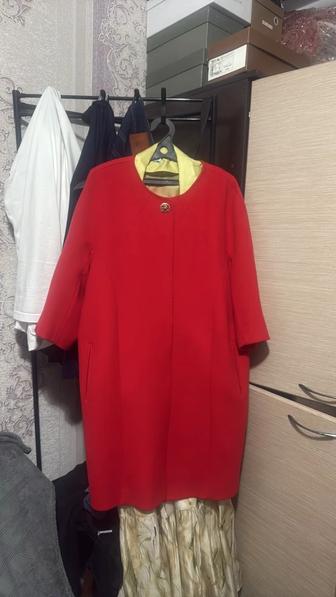 Пальто красного цвета б/у в отличном качестве