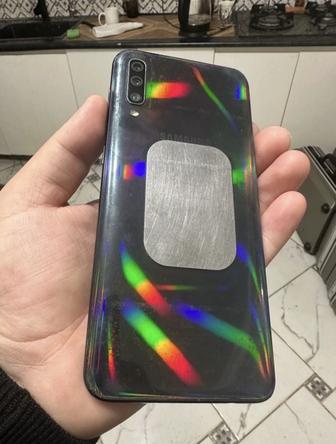 Продам самсунг A50, работает нормально