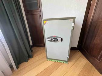 Продам сейф Diplomat