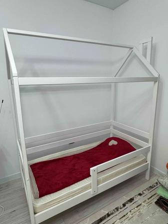 Продам кровать с матрасом