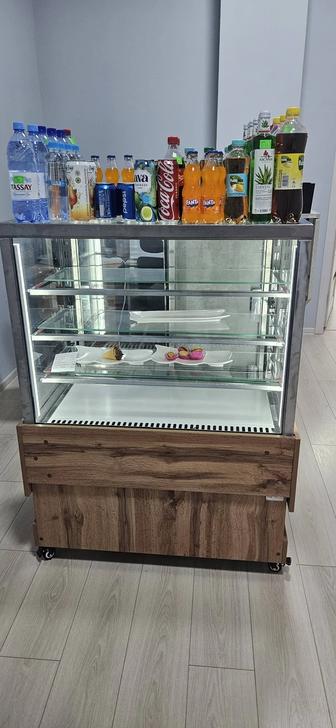 Кондитерская витрина