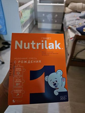 Продаю детскую смесь nutrilak с рождения дешево 300 г в пачке