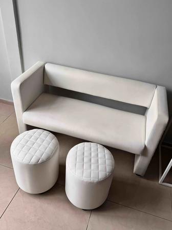 Стильный диван и пуфы в белом оттенке