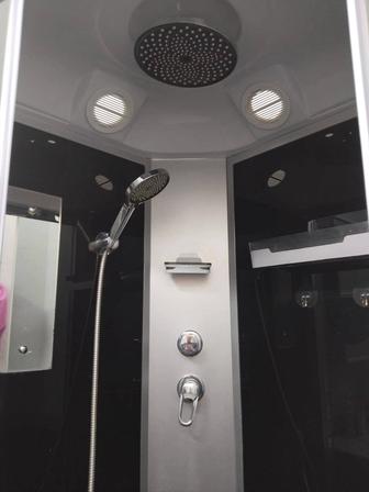 Душевая кабина, раковина, унитаз.