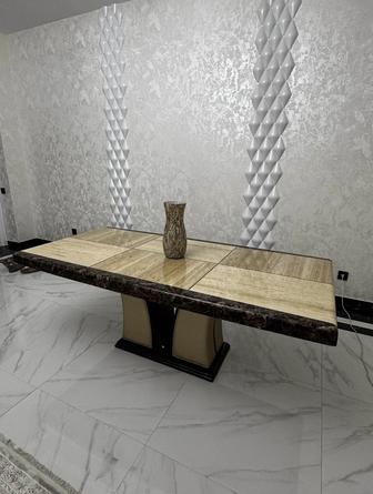 Итальянский обеденный стол из натурального камня и массива дерева