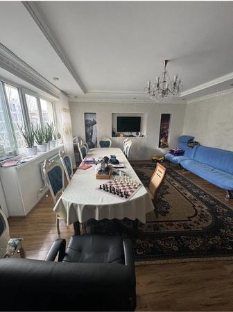 Продается гостиный стол с 12 стульями в идеальном состоянии.