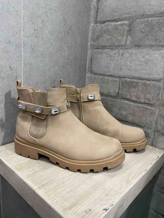 Продаю демисезонные ботинки