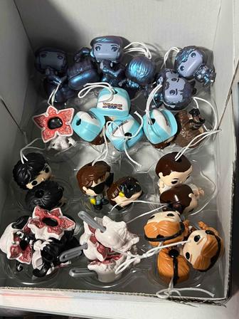 Продам фигурки Kinder joy очень странные дела