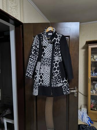 Продам пальто женское,черно- белое.