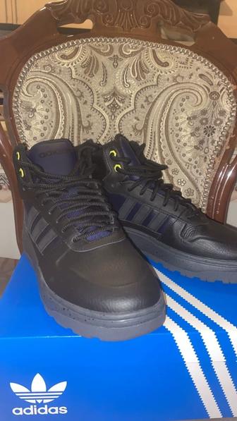 Продаю зимнюю обувь Adidas 43/44 размера новая